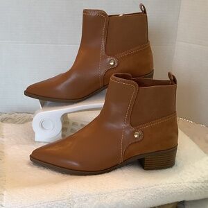 NWOT Liz Claiborne Barrington ankle  booties sz 6 honey memory foam